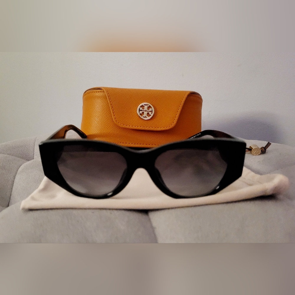 Tory Burch Sunglasses w/case & dust bag included 😎